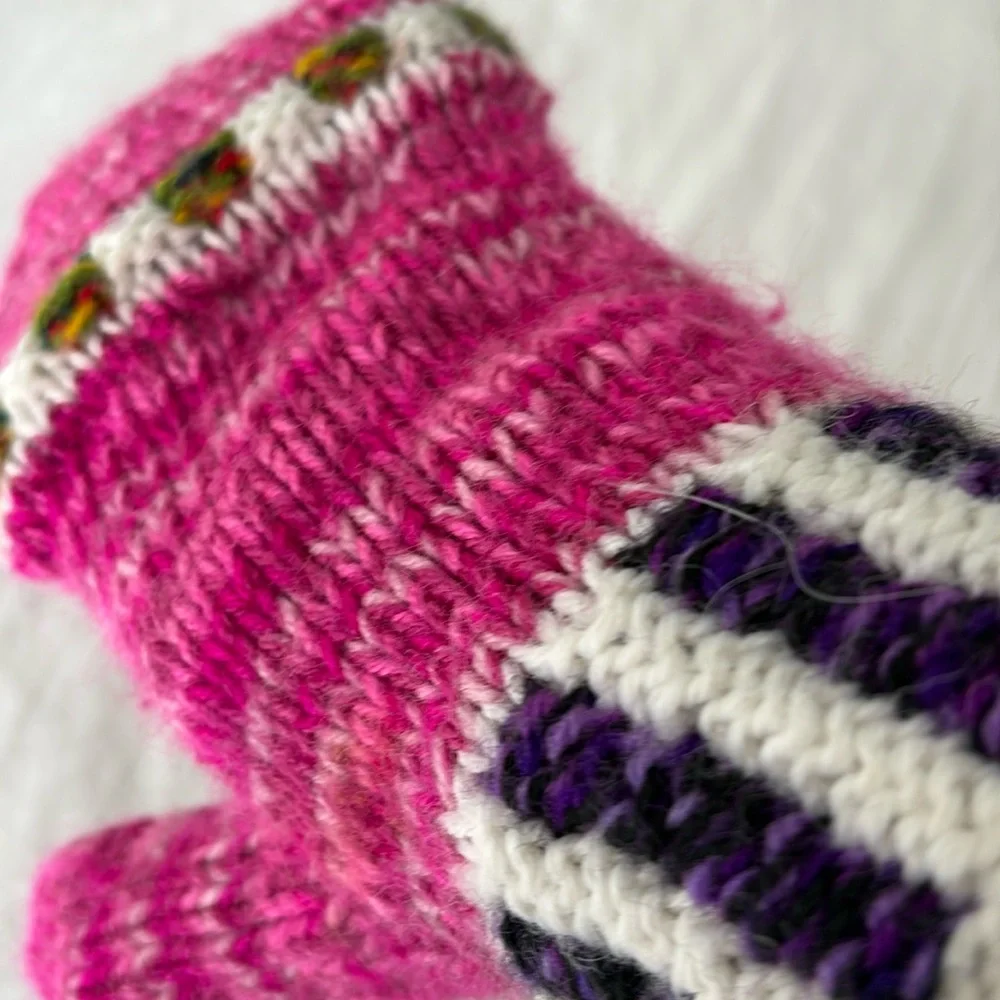 KNIT GLOVES THAT BECOME FINGERLESS